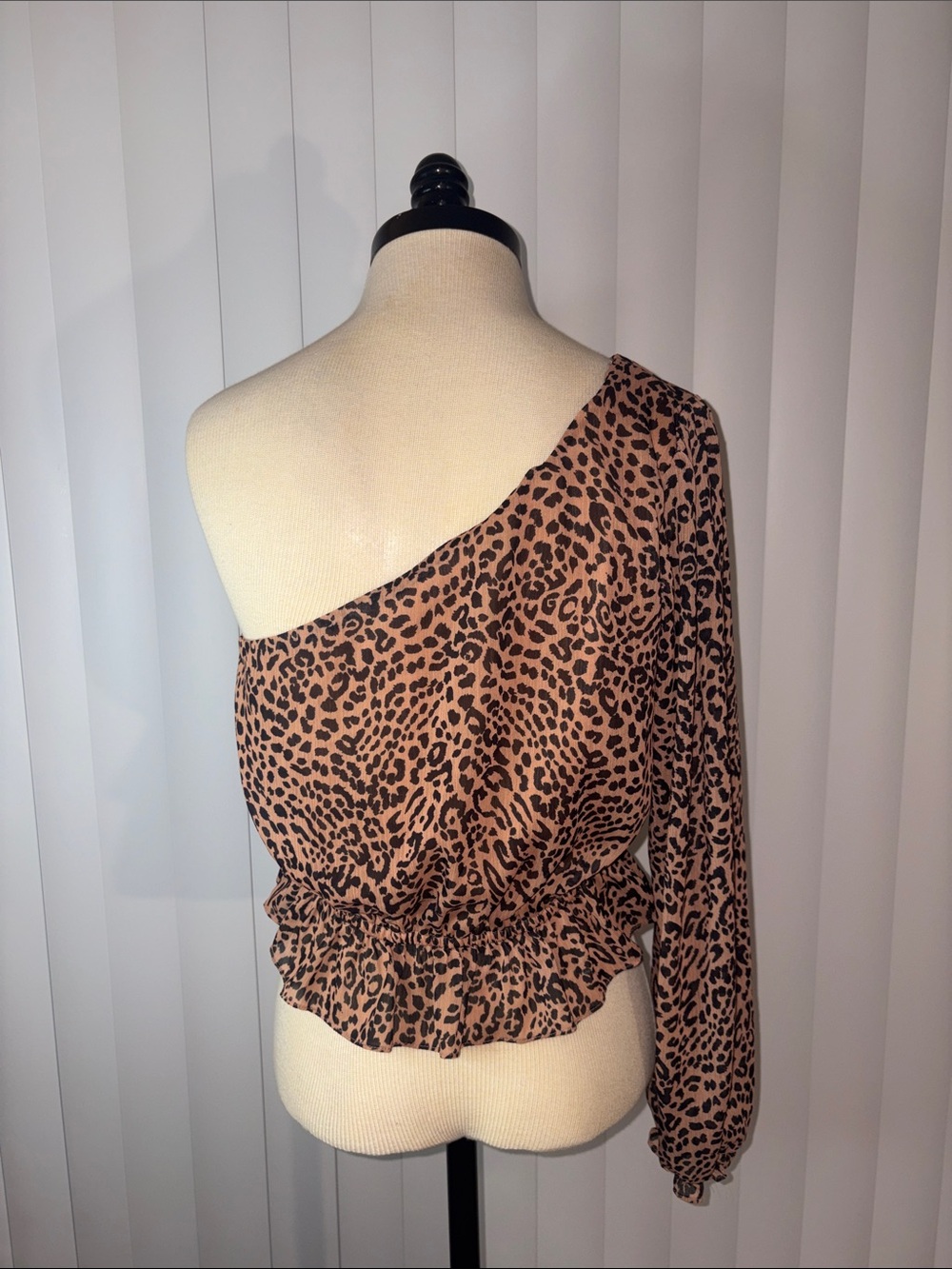 Gianni Bini Leopard Print One Shoulder Crop Top Blouse Smocked Medium - Picture 3 of 5